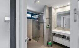 Villa de diseño moderno con piscina, invernadero y muebles de alta calidad en Cala Murada