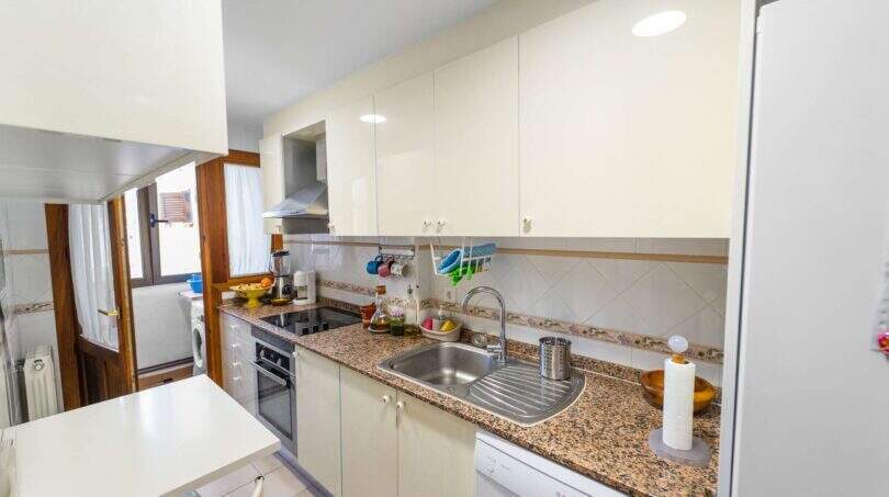 Kuche mit Wirkschaftsraum