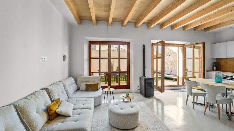 Son Servera heller Wohnraum Terrasse Pellet Kaminofen warm