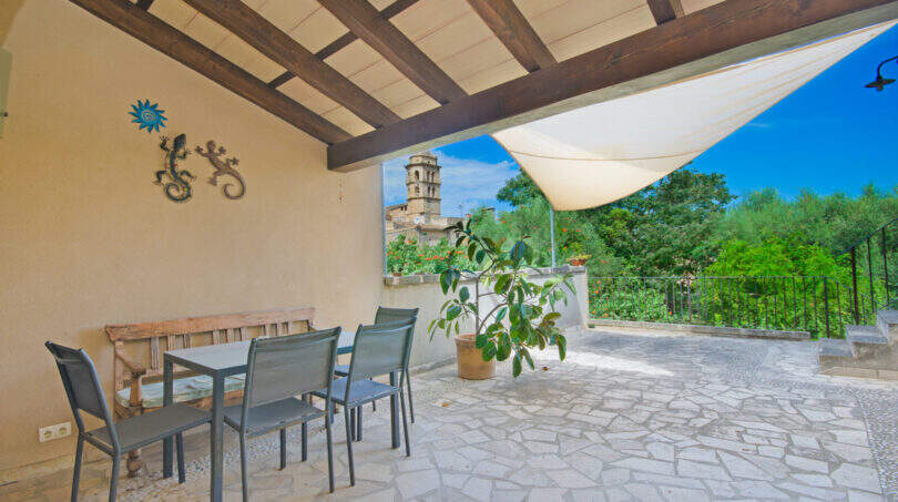 Terrasse mit Blick in Richtung Kirche