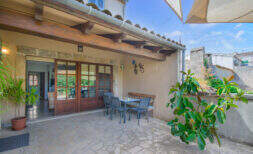 Modernes mallorquinisches Stadthaus mit Garten und großer Garage