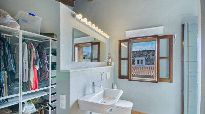 Badezimmer mit begehbarem Kleiderschrank