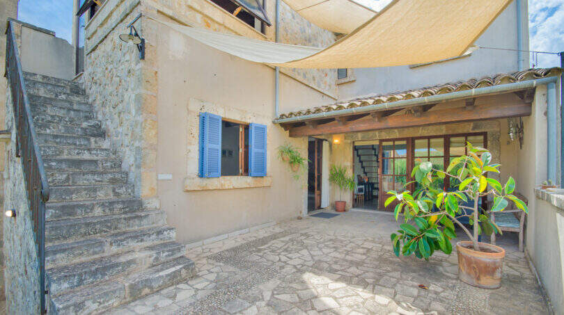 Terrasse und Aufgang zum OG