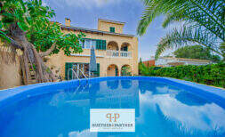 Mediterrane Doppelhaushälfte mit ETV-Lizenz, Pool und Meerblick in ruhiger Lage von Cala Romantica