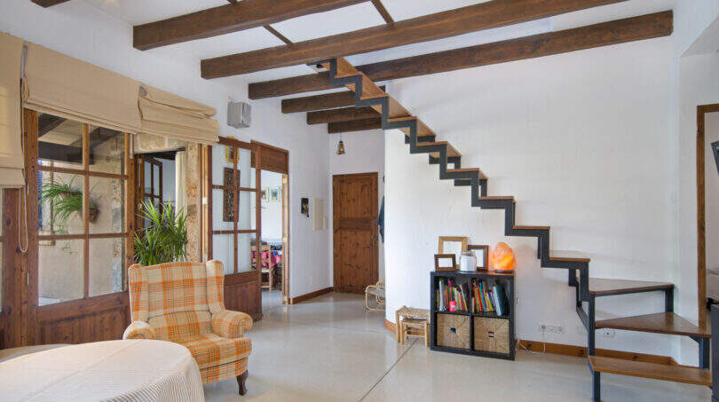 Wohnbereich, Eingang und Aufgang zum OG