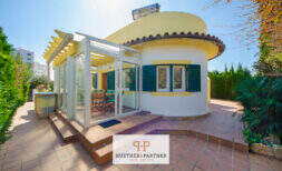 Mallorcan-style house for sale with communal pool in Mallorca