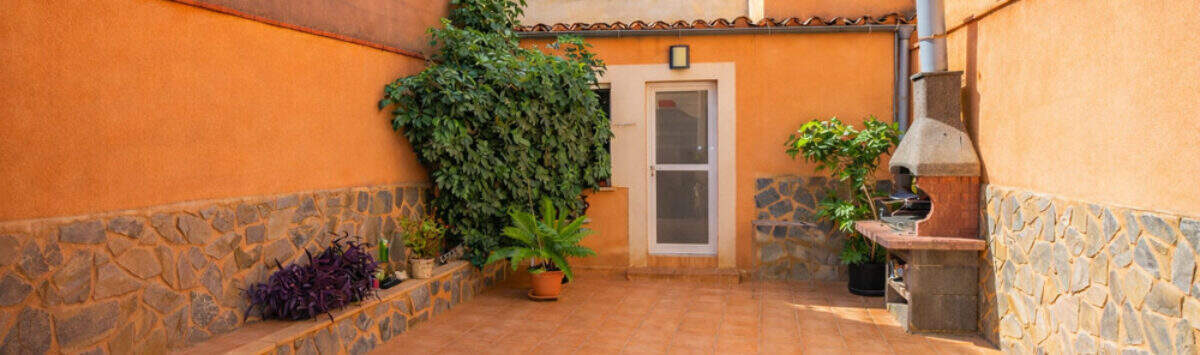 View of the property: Townhouse with 6 bedrooms, 4 bathrooms, patio & garage for sale