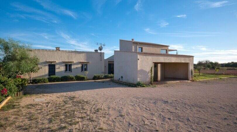 Entrada con vistas a la casa