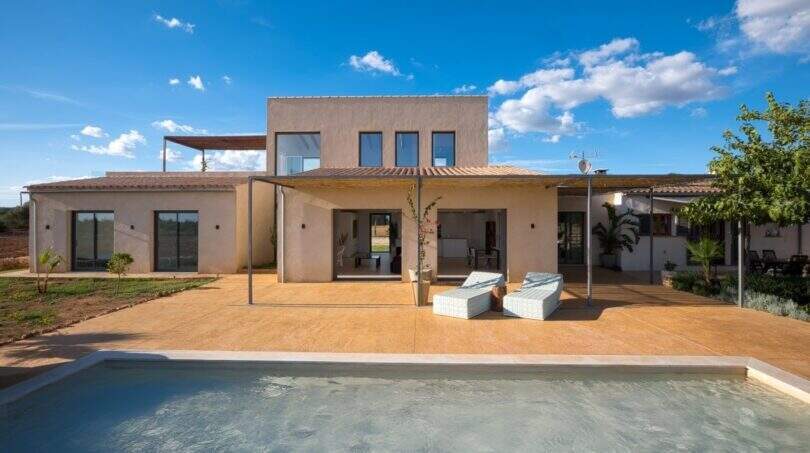 Vista de la casa con piscina