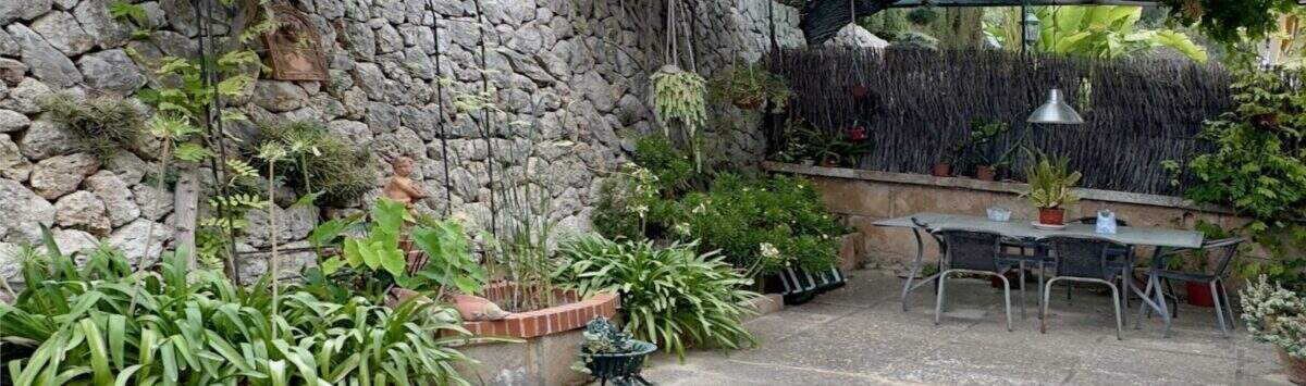 Vista de la propiedad: Casa adosada con 6 habitaciones, jardín y terraza en venta