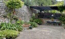 Elegante adosado con zonas exteriores soleadas y garaje