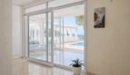 Lichtdurchfluteter Wohnbereich mit Schiebetüren, Blick auf Pool und Mittelmeer, Villa Llucmajor