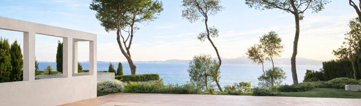 Außenpool der First-Line-Villa in Llucmajor mit direktem Meerblick, mediterranen Pinien und weißer Pergola.