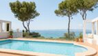 Außenpool mit Meerblick, Terrakottafliesen und Pinien der exklusiven First-Line-Villa in Llucmajor