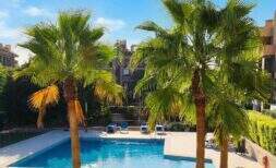 Vida moderna con aire mediterráneo - piso elegante con balcón y piscina comunitaria