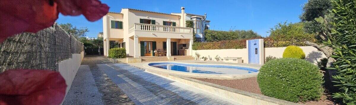 Bild zum Objekt: 170m² Chalet mit 3 SZ, 3 Bädern, Pool & Meerblick zu mieten