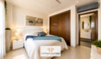 Helles Schlafzimmer im Luxus-Chalet Cala Murada mit Doppelbett, Einbauschrank und En-suite-Bad