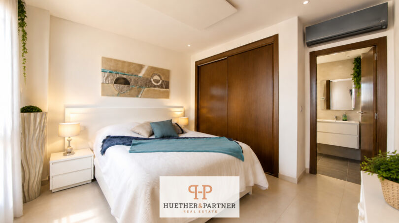 Helles Schlafzimmer im Luxus-Chalet Cala Murada mit Doppelbett, Einbauschrank und En-suite-Bad