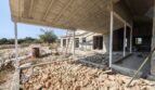 Estructura en bruto de la finca en Vilafranca de Bonany con terraza cubierta, construcción de hormigón y área de construcción exterior.