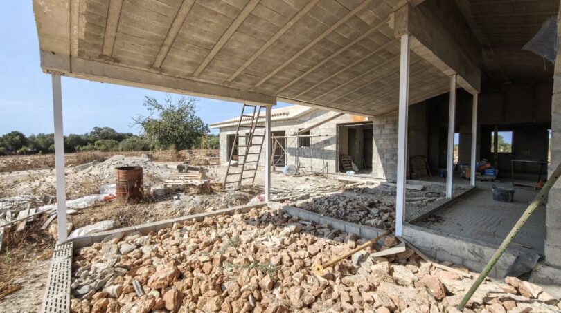 Estructura en bruto de la finca en Vilafranca de Bonany con terraza cubierta, construcción de hormigón y área de construcción exterior.