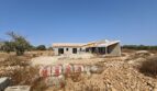 Estructura en bruto de una finca moderna en Vilafranca de Bonany con techo plano y materiales de construcción en la propiedad.