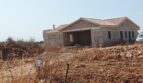 Estructura en bruto de una finca moderna en Vilafranca de Bonany con fachada de ladrillo y techo de terracota tradicional