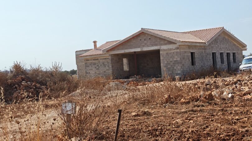 Estructura en bruto de una finca moderna en Vilafranca de Bonany con fachada de ladrillo y techo de terracota tradicional