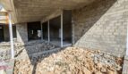 Estructura en bruto de la finca moderna en Vilafranca: Techo de hormigón, mampostería y escombros de construcción en el área exterior.