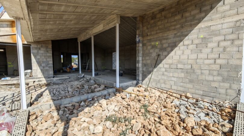 Estructura en bruto de la finca moderna en Vilafranca: Techo de hormigón, mampostería y escombros de construcción en el área exterior.