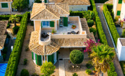 Luftaufnahme eines mediterranen Luxus-Chalets in Cala Murada mit Terrakotta-Dach, Pool und gepflegtem Garten.