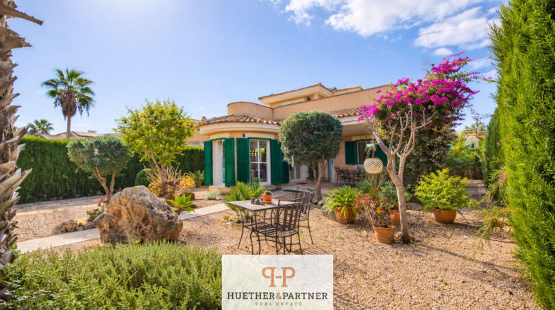Mediterraner Garten mit Villa
