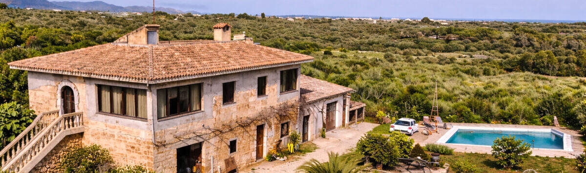 Vista de la propiedad: Finca para reformar con 5 dormitorios, 2 baños y piscina en venta