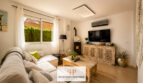 Helles Wohnzimmer des Luxus-Chalets in Cala Murada mit Kamin, TV-Sideboard und gemütlicher Sofaecke
