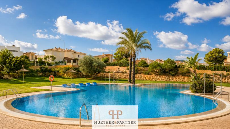 Gemeinschaftspool mit Palme und Liegestühlen im Luxus-Chalet-Komplex in Cala Murada, Mallorca