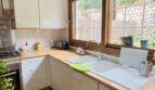 Cocina moderna con ventanales grandes - Luz natural y acceso directo al jardín