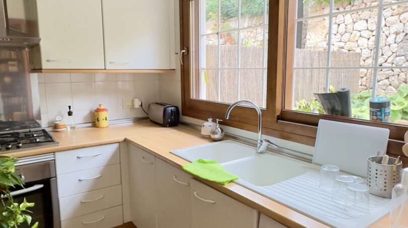 Cocina moderna con ventanales grandes - Luz natural y acceso directo al jardín