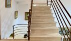 Escalera representativa con función de galería - Acceso vertical elegante con efecto de espacio abierto