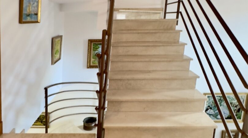 Escalera representativa con función de galería - Acceso vertical elegante con efecto de espacio abierto