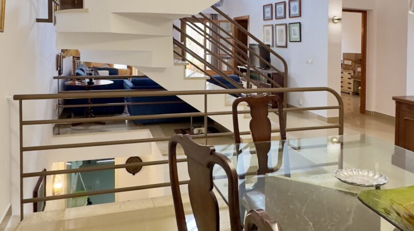 Concepto de vivienda abierta con doble altura - Conexión elegante de espacios mediante diseño moderno de escaleras