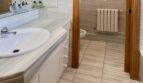 Baño moderno con área de WC separada - Distribución funcional de espacios y equipamiento sanitario de alta calidad