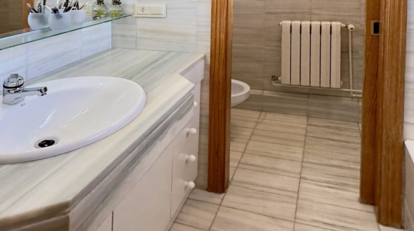 Baño moderno con área de WC separada - Distribución funcional de espacios y equipamiento sanitario de alta calidad