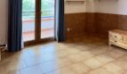 Sala de estar luminosa con acceso a terraza - Ventanales de altura completa y conexión de balcón abierta