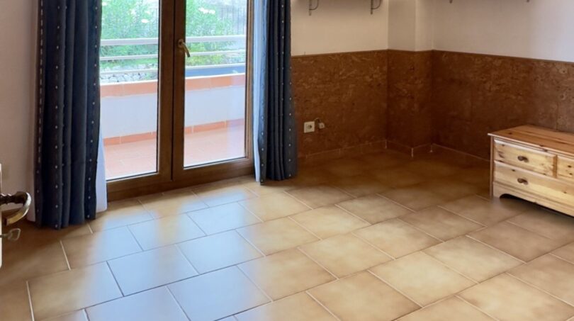 Sala de estar luminosa con acceso a terraza - Ventanales de altura completa y conexión de balcón abierta