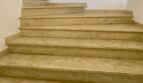 Escultura de escalera con acabado natural y barandilla de metal - Punto culminante arquitectónico con conexión de espacio abierto