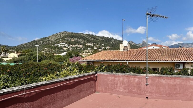 Dachterrasse des Chalets in Palmanyola mit Bergpanorama, Antennen und Blick auf Nachbargebäude