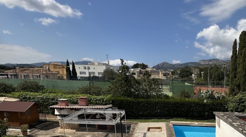 Außenbereich des Chalets in Palmanyola mit blauem Pool, Grillpavillon und Blick auf Tennisplätze und Berge
