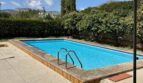 Privater Pool des Einfamilienchalets in Palmanyola, umgeben von Zitrusbäumen und Hecken, mit Bergblick.