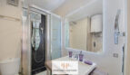 Modernes Badezimmer im Studio Cales de Mallorca mit Duschkabine, Waschtisch und Warmwasserboiler