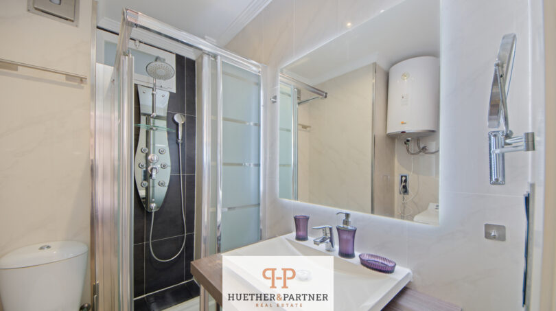 Modernes Badezimmer im Studio Cales de Mallorca mit Duschkabine, Waschtisch und Warmwasserboiler
