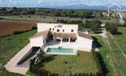 Finca moderna con 16.600 m² parcela, 382m² vivienda, 7 dormitorios, 4 baños, piscina, garaje, aire acondicionado, suelo radiante